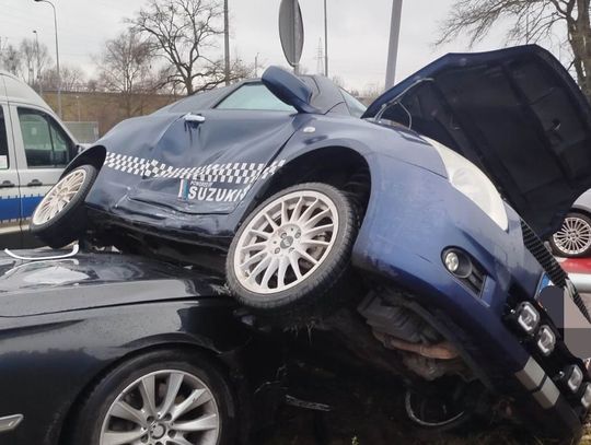 Kolizja podczas zmiany pasa ruchu. Suzuki wylądowało na masce BMW Kolizja podczas zmiany pasa ruchu. Suzuki wylądowało na masce BMW