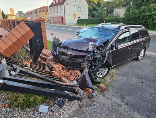 Kolumbijczyk bez prawa jazdy nie zapanował nad autem i rozbił się na bramie straży pożarnej