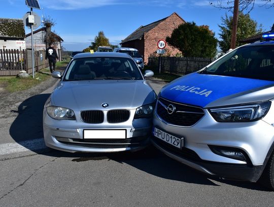 Kolumbijczyk bez prawa jazdy wjechał w radiowóz. W wyniku zderzenia ucierpieli dwaj policjanci