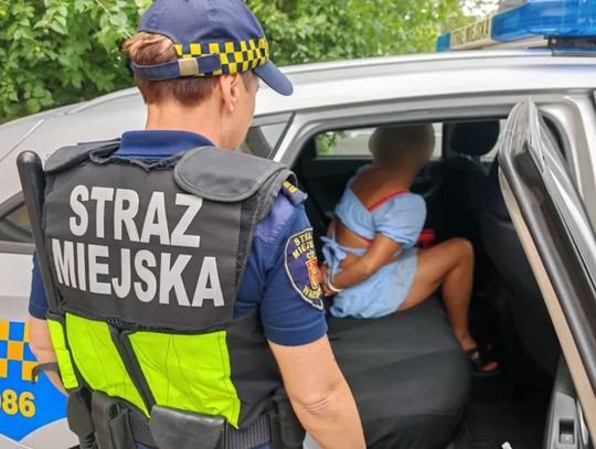 Kompletnie pijana 27-latka jechała cała szerokością drogi. W aucie miała otwartą butelkę wódki