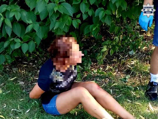 Kompletnie pijana kobieta rozbijała się autem po osiedlu. Policjant po służbie wyrwał jej kluczyki