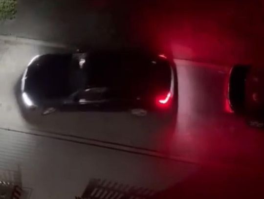 Kompletnie pijana kobieta w BMW próbowała wyjechać z parkingu. Uszkodzonych sześć aut