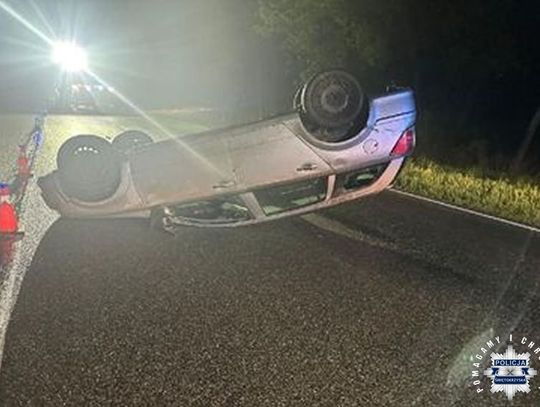 Kompletnie pijana kobieta w środku nocy dachowała na pustej drodze. Miała prawie 2,5 promila