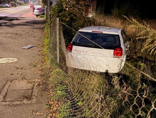 Kompletnie  pijana kobieta wjechała autem w płot. Straciła auto i dostała zawiasy