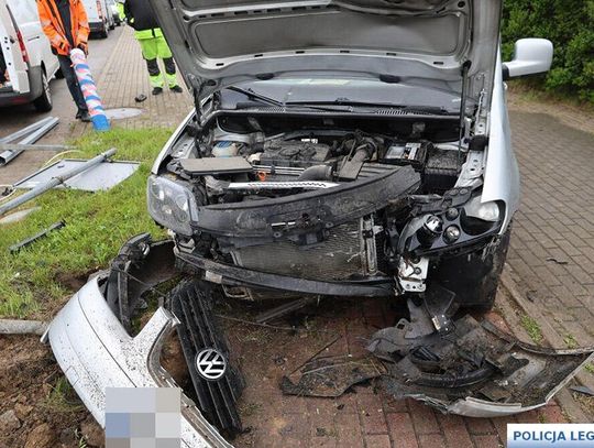 Kompletnie pijana matka rozbiła auto na latarni. Jechała z 6-letnim synem. Nigdy nie miała prawa jazdy