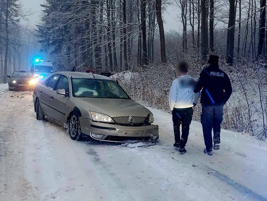 Kompletnie pijany 18-latek spowodował kolizję i próbował dalej jechać bez koła. Miał ponad 2 promile