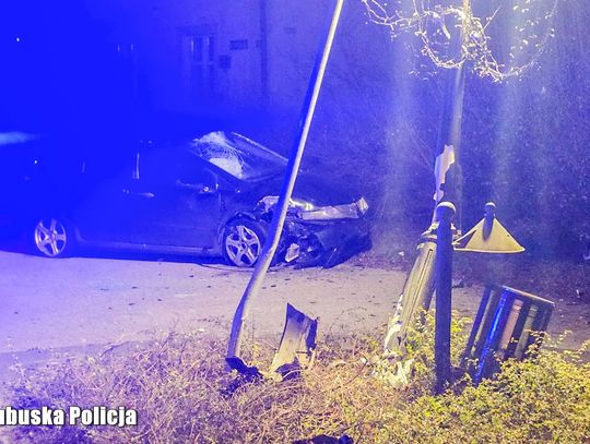 Kompletnie pijany 21-latek w hondzie skosił latarnię z ozdobami świątecznymi