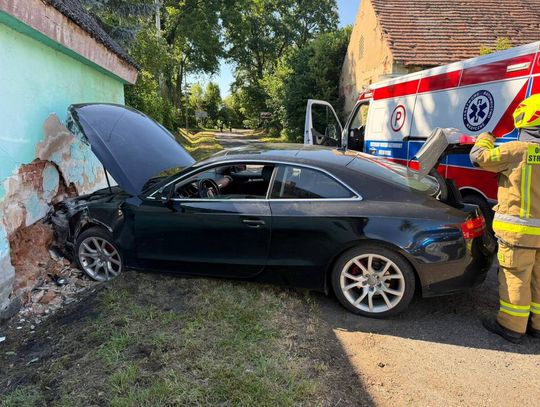 Kompletnie pijany 22-latek wjechał w budynek. Po zatrzymaniu dostał szału i pluł na policjantów
