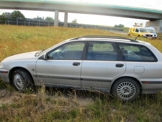 Kompletnie pijany 39-latek wiózł kobietę i dziecko. Rozbili się w rowie