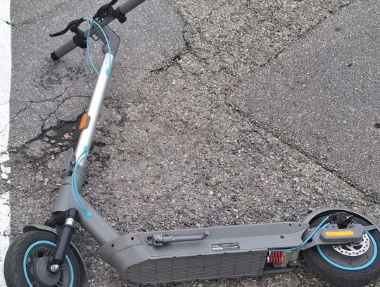 Kompletnie pijany 47-latek próbował jechać hulajnogą elektryczną. Skończyło się bolesnym upadkiem i szpitalem