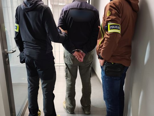 Kompletnie pijany 65-latek bez prawa jazdy wjechał autem do rowu. Teraz musi wracać na Ukrainę