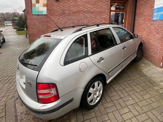 Kompletnie pijany 66-latek wjechał skodą w przychodnię. Świadek wyrwał mu kluczyki