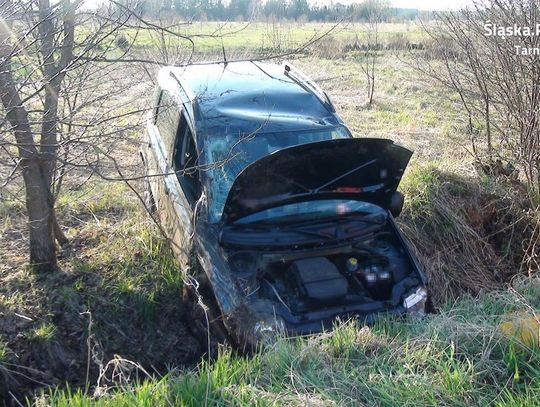 Kompletnie pijany jechał zaszczepić się przeciwko COVID-19. Podróż zakończył dachowaniem w rowie