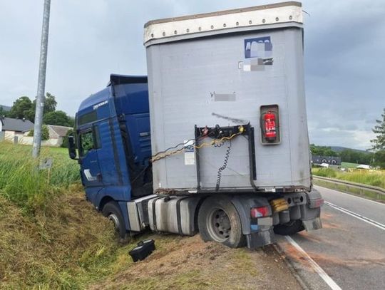 Kompletnie pijany kierowca ciężarówki "poskładał się" w rowie. Stracił prawo jazdy i stanie przed sądem