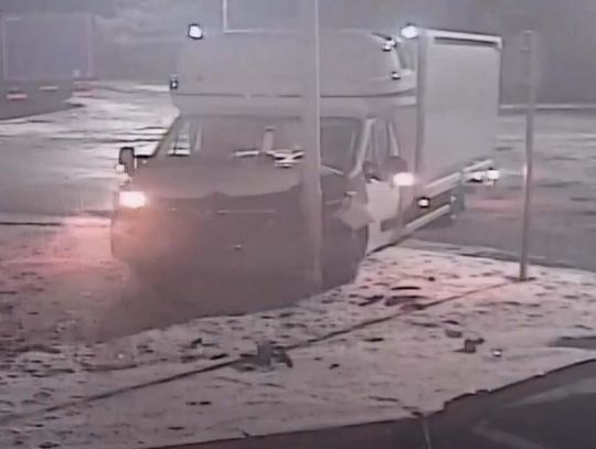 Kompletnie pijany kierowca dostawczaka wjechał w latarnię, a potem zasnął w kabinie Kompletnie pijany kierowca dostawczaka wjechał w latarnię, a potem zasnął w kabinie