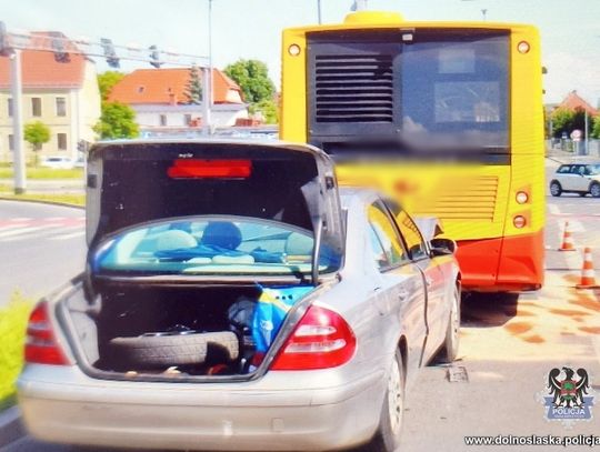 Kompletnie pijany kierowca Mercedesa wjechał w autobus. Potem sobie poszedł