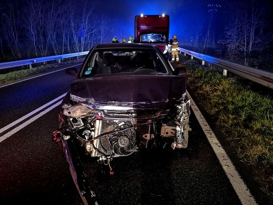 Kompletnie pijany kierowca spowodował kolizję. Wiózł trójkę dzieci i pijaną żonę