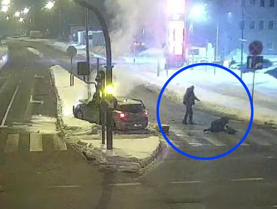 Kompletnie pijany kierowca wjechał autem w słup. Chwilę później na miejscu byli policjanci