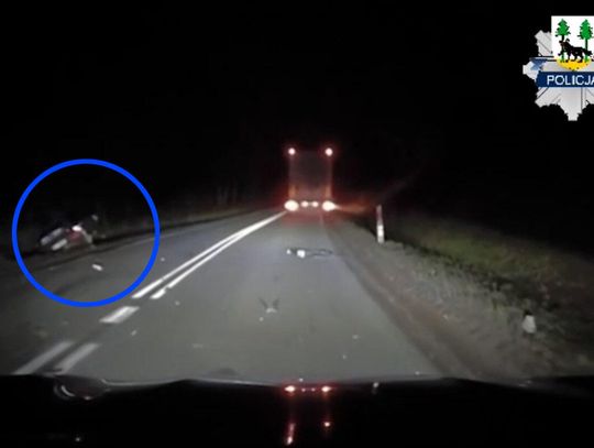 Kompletnie pijany kierowca wygrzebał się z rozbitego auta i uciekł. Potem próbował go kryć młodszy brat Kompletnie pijany kierowca wygrzebał się z rozbitego auta i uciekł. Potem próbował go kryć młodszy brat