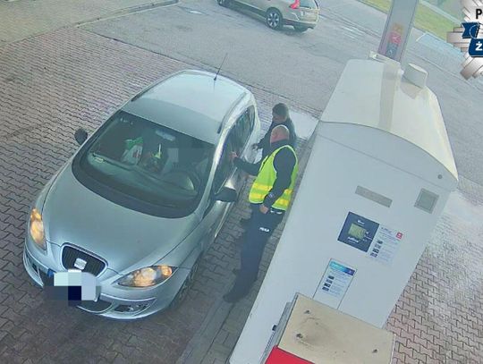 Kompletnie pijany kierowca zasnął w aucie na stacji benzynowej. Obudzili go policjanci
