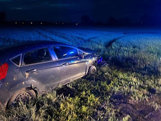 Kompletnie pijany rozbił forda i uciekał razem z pasażerami. Zatrzymała ich drogówka