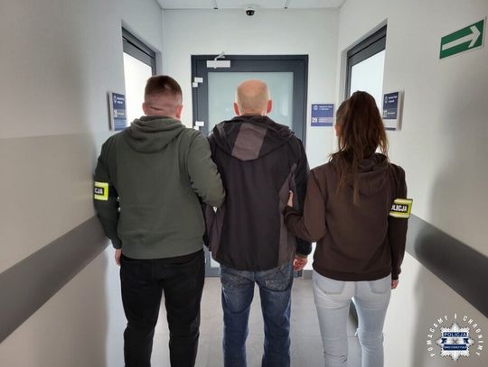 Kompletnie zalany 58-latek dodał gazu zamiast zatrzymać się do kontroli. Miał cztery zakazy i nie chciał piątego Kompletnie zalany 58-latek dodał gazu zamiast zatrzymać się do kontroli. Miał cztery zakazy i nie chciał piątego