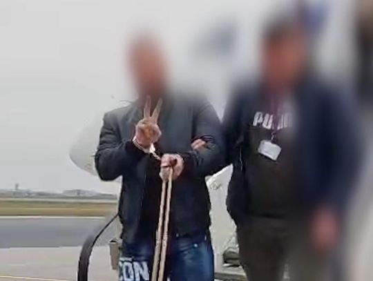 Koniec ucieczki lidera gangu. „Łowcy głów” sprowadzili 41-latka z Holandii. WIDEO