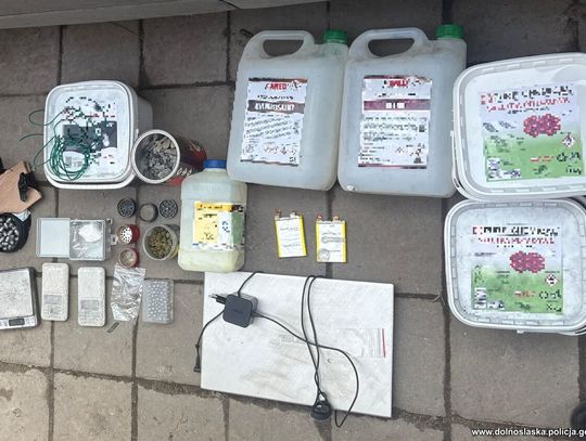 Konstruktor bomb i handlarz w jednym. Policja przejęła broń własnej produkcji i narkotyki [WIDEO]