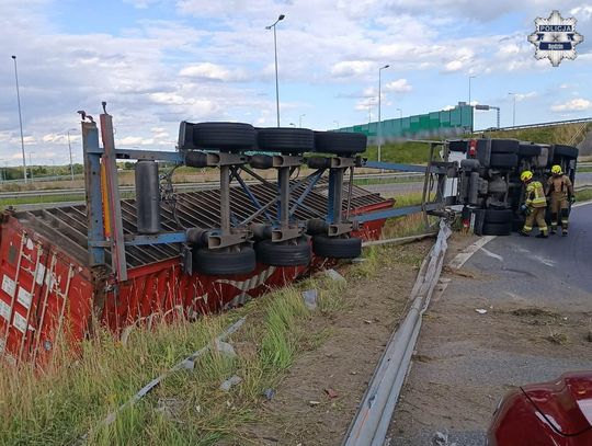 Kontener zaczął przechylać się na jadącej ciężarówce i w końcu ją przewrócił. Policjant ruszył na pomoc rannemu kierowcy