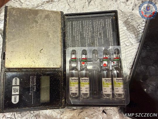 Kontrola drogowa zakończona przejęciem fentanylu. Kierująca bez prawka, pasażer poszukiwany