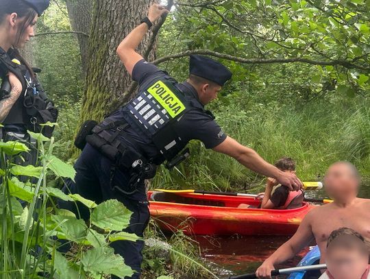 Kontrola trzeźwości kajakarzy. Policjanci ustawili się na brzegu z alkomatem. Wspólna akcja z WOPR