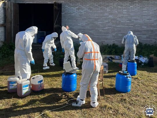 Kontrterroryści weszli do fabryki narkotyków. Przejęto blisko 680 kg krystalizującego klefedronu