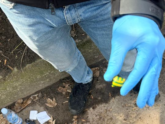 Kopali małe dołki i coś w nich chowali. Dilerzy mieli system skrytek ziemnych Kopali małe dołki i coś w nich chowali. Dilerzy mieli system skrytek ziemnych