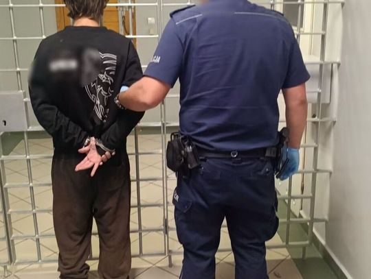 Kopnął ratownika w głowę, groził i niszczył sklepy. 23-letni recydywista z 14 zarzutami
