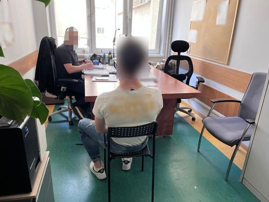 Kopnął w twarz i zabrał pieniądze. Rosjanin sprawcą brutalnej napaści w Warszawie [WIDEO]