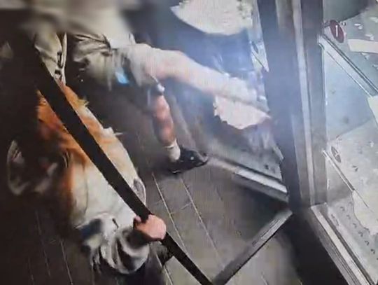 Kopniakiem rozbił szybę w kwiatomacie. Potem uciekł razem z dziewczyną