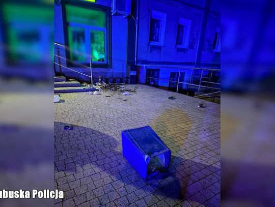 Koszem zaatakował bank i chciał rzucić nim w radiowóz. 37-latek zatrzymany przez policję