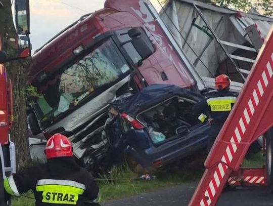 Koszmarne czołowe zderzenie forda ze scanią. Kierowca osobówki zginął na miejscu