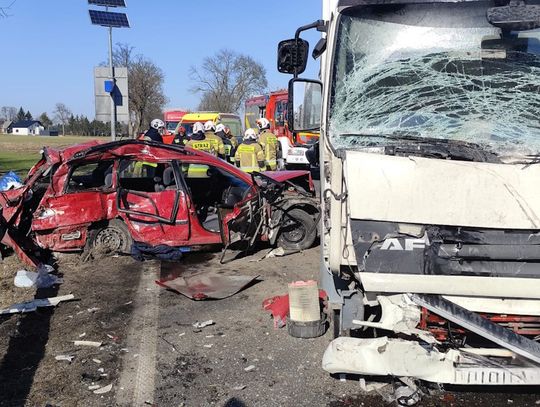 Koszmarne zderzenie toyoty z ciężarówką. Zginęło 8-letnie dziecko, dwoje dorosłych w ciężkim stanie