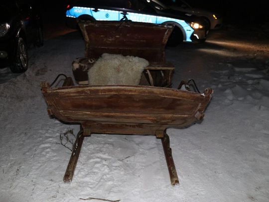 Koszmarny finał kuligu. Pasażerowie wypadli na zakręcie, pijany kierowca uciekł do lasu