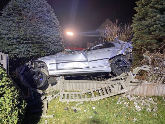 Koszmarny wypadek 20-latka. BMW skosiło ogrodzenie i słup, kierowca nie przeżył