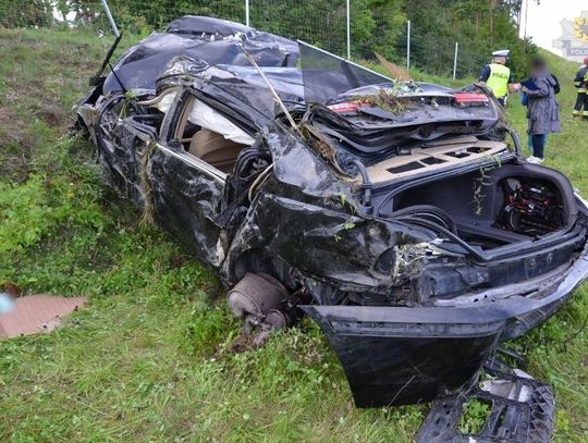 Koszmarny wypadek na autostradzie A1. BMW zostało doszczętnie zniszczone