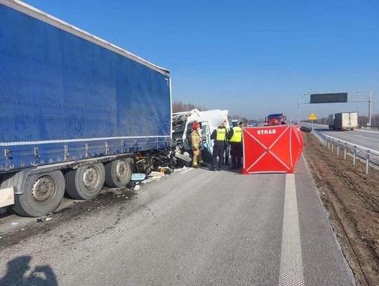 Koszmarny wypadek na drodze ekspresowej S19. Rozpędzony bus wbił się w tył naczepy ciężarówki