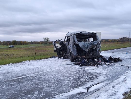 Koszmarny wypadek na drodze krajowej. Samochody stanęły w płomieniach. Są dwie ofiary śmiertelne