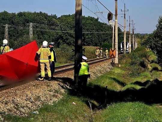 Koszmarny wypadek na przejeździe kolejowym. 76-letni rowerzysta śmiertelnie potrącony przez pociąg