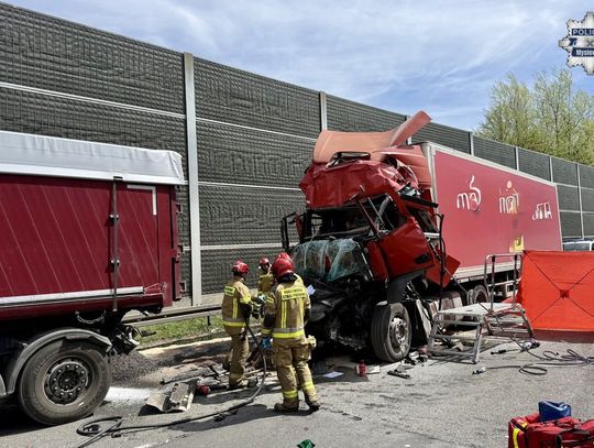 Koszmarny wypadek na S1. Kabina Mercedesa zmiażdżona, kierowca w stanie ciężkim
