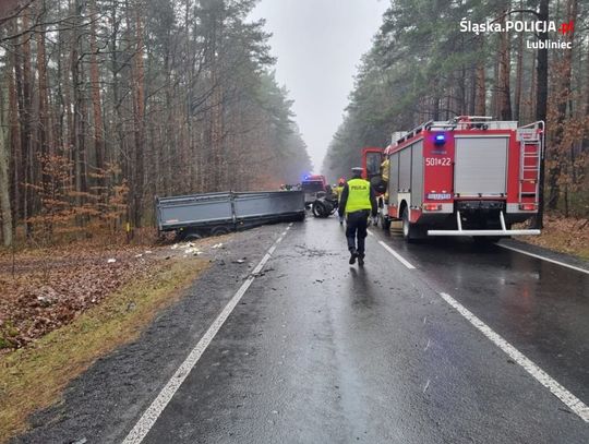 Koszmarny wypadek na Śląsku. Trzy osoby zginęły po zderzeniu auta z przyczepą