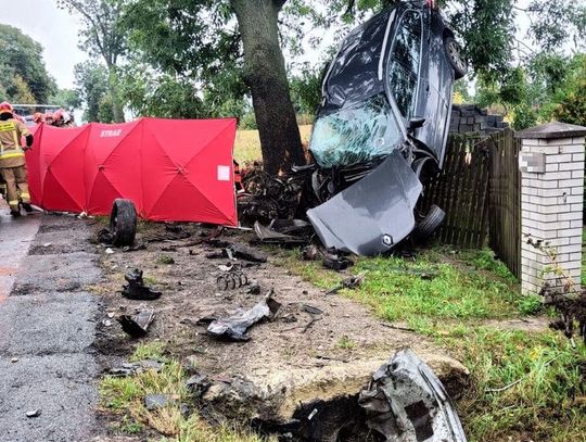 Koszmarny wypadek na Śląsku. Zginął kierowca osobówki, kobieta i dziecko zostały ranne