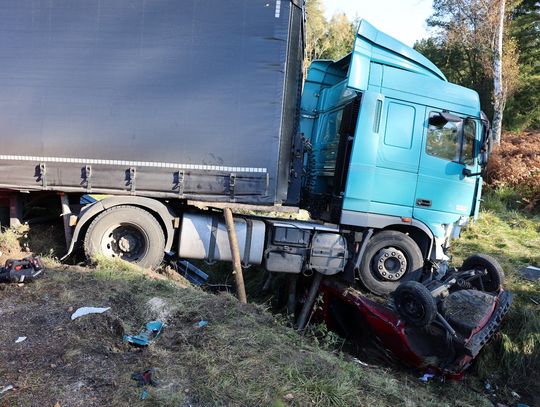 Koszmarny wypadek na "starek krajówce". Samochód nauki jazdy zmiażdżony przez tira. Zginął instruktor