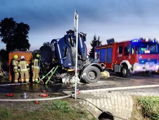 Koszmarny wypadek na trasie krajowej. Ford wbił się w ciężarówkę, nie żyją obaj kierowcy
